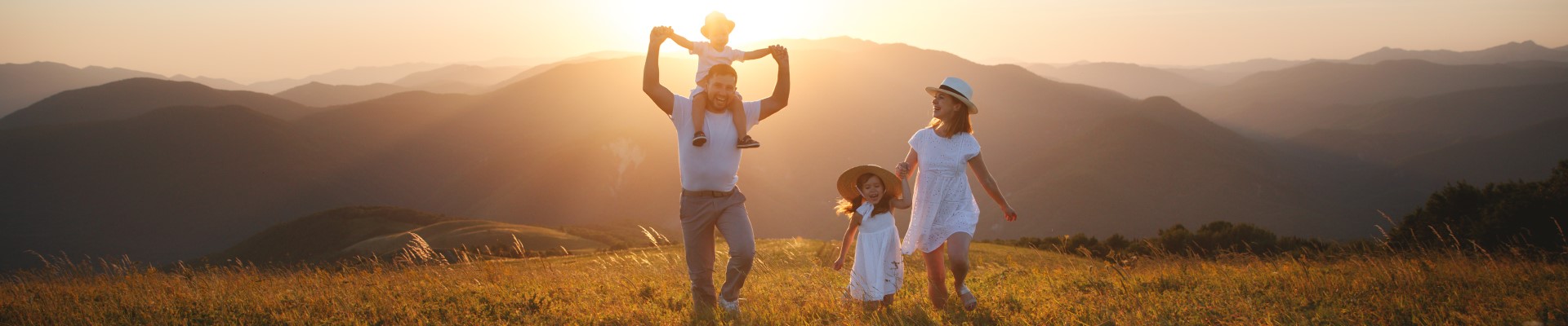 Familie vor Sonnenuntergang