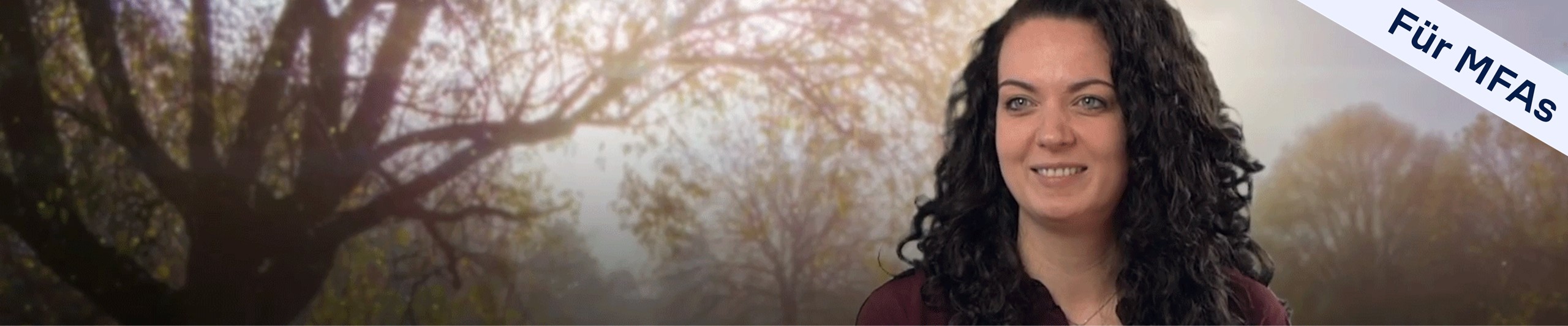 Header: Fabiola sitzt vor einem Hintergrund mit unscharf dargstellten Bäumen