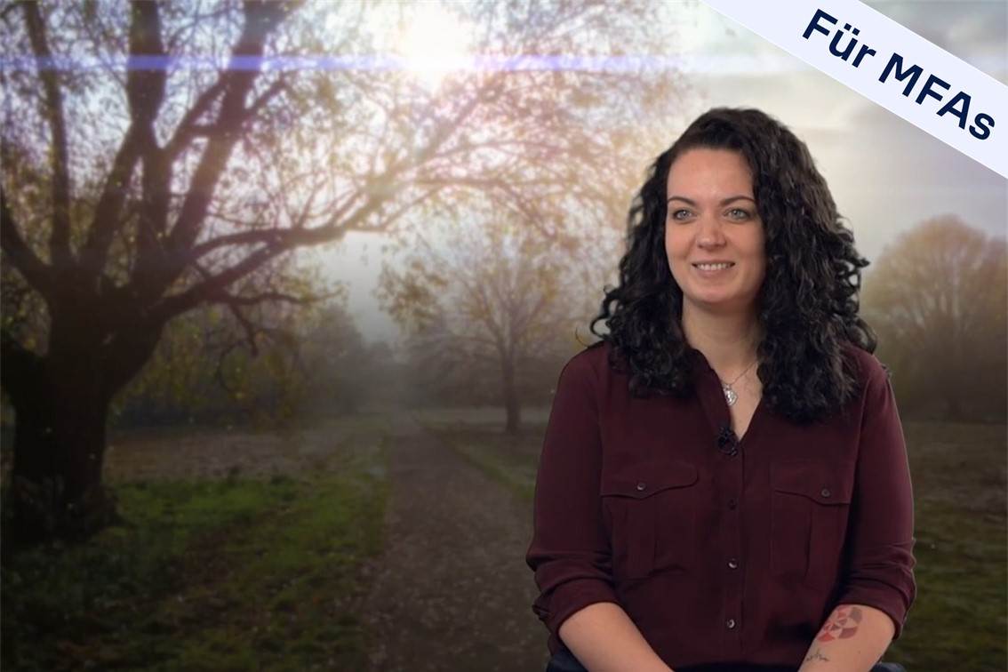 Header: Fabiola sitzt vor einem Hintergrund mit unscharf dargstellten Bäumen