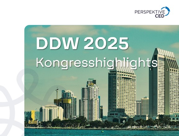 Skyline von San Diego bei Nacht mit Meer im Vordergrund.