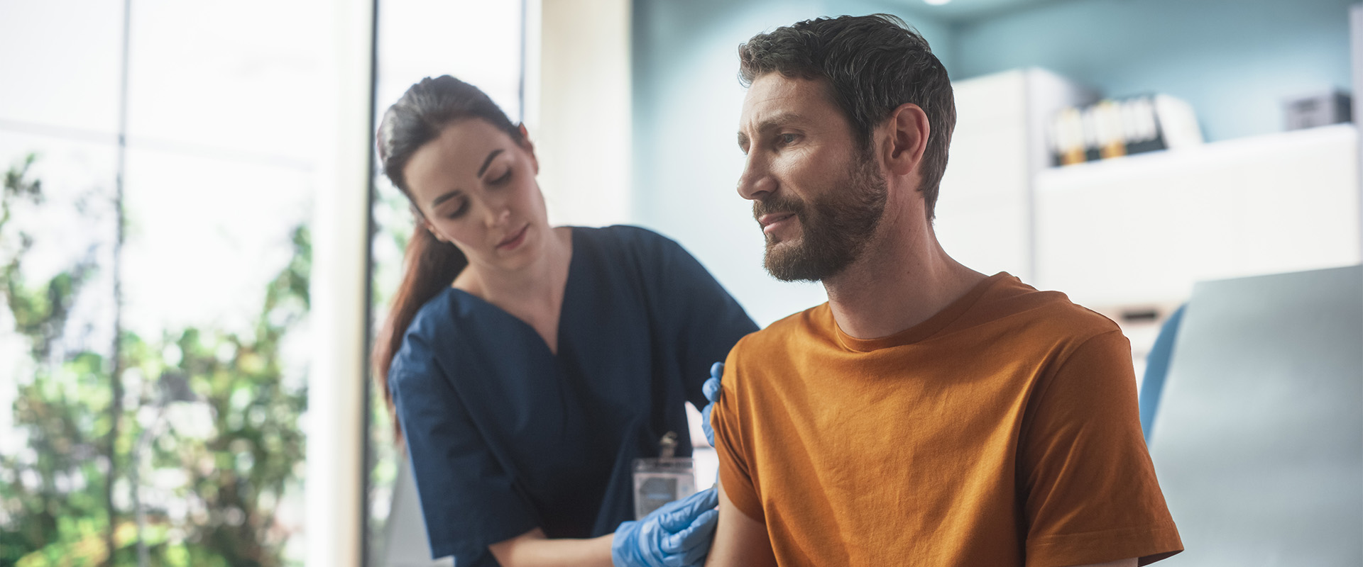 Ein Patient erhält die Impfung gegen Herpes Zoster.