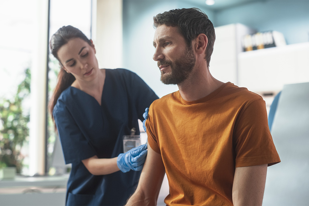 Ein Patient erhält die Impfung gegen Herpes Zoster.