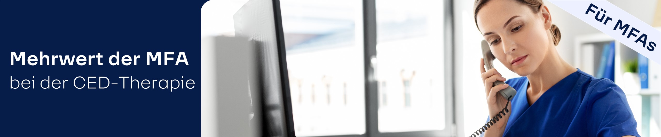 Köpfe von zwei nebeneinander stehenden Frauen, die nach unten schauen