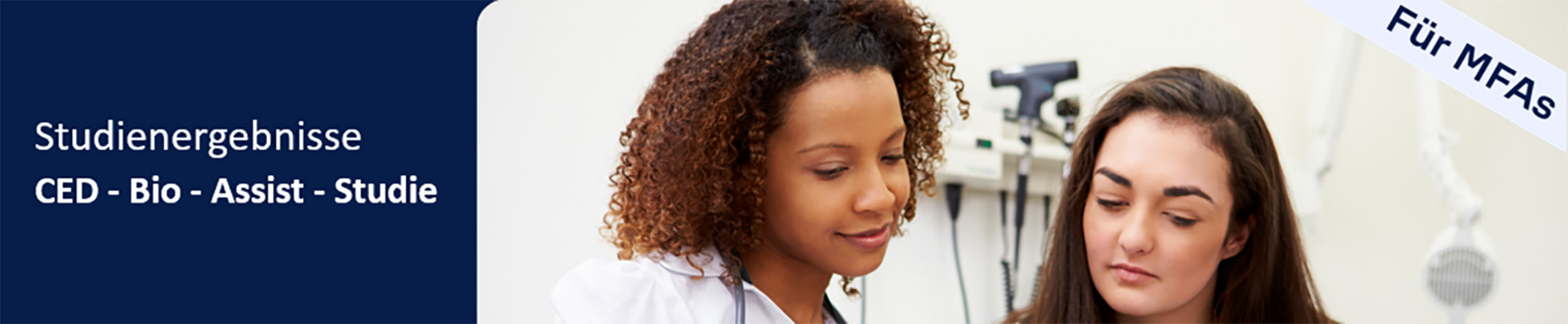 Köpfe von zwei nebeneinander stehenden Frauen, die nach unten schauen