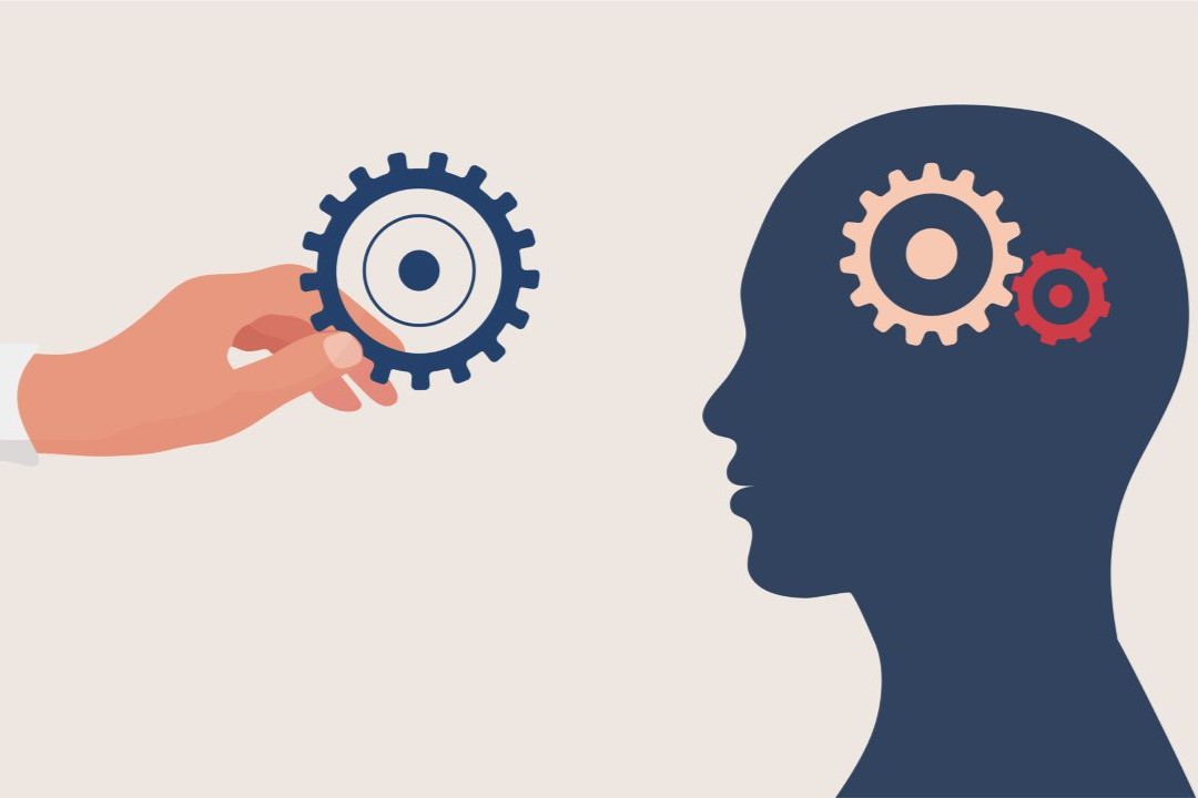 Therapeut oder Arzt Hand hält eine Ausrüstung für als Symbol der psychischen Versorgung. Kopf mit Zahnrädern.