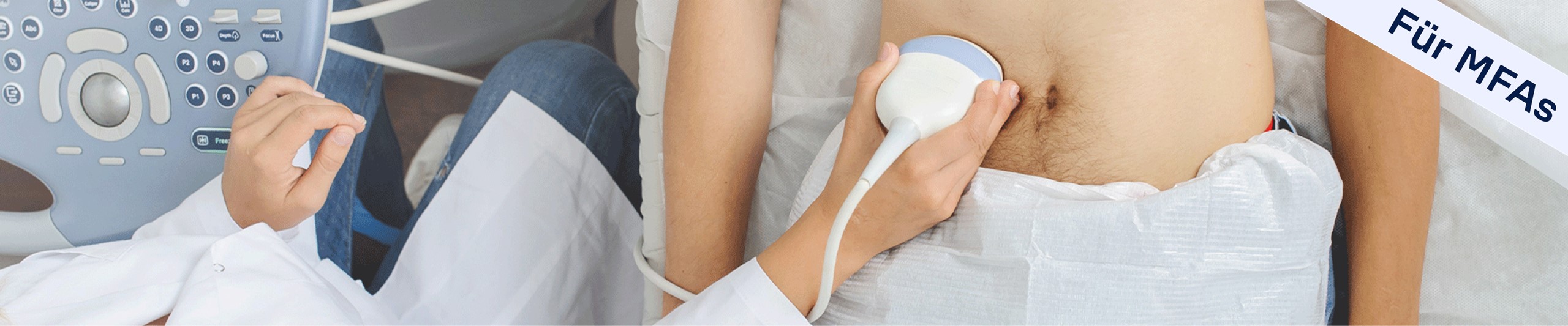 HCP führt Ultraschallkopf über Bauch eines Patienten