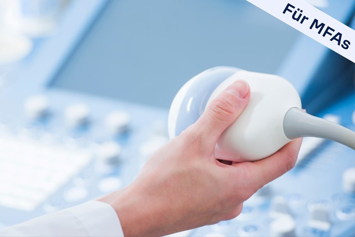 HCP führt Ultraschallkopf über Bauch eines Patienten