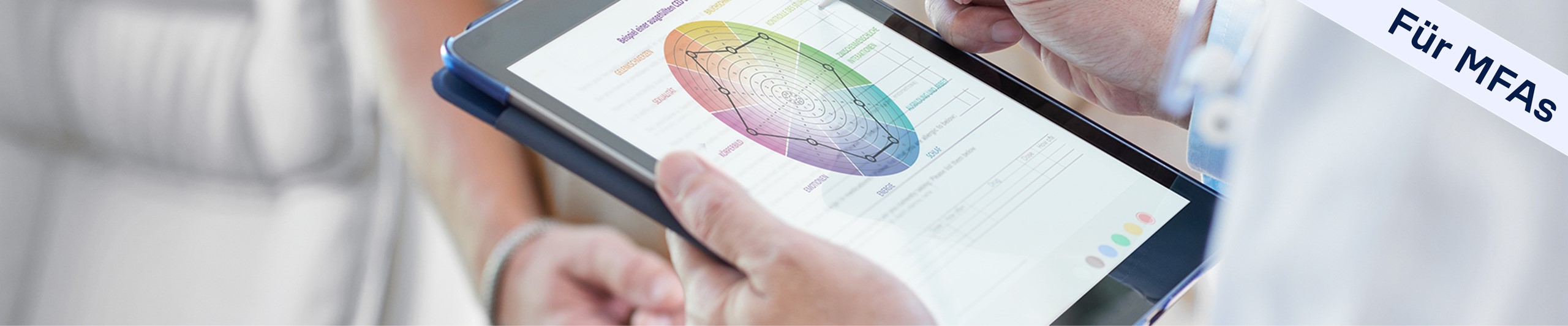 Header: CED-Disk dargestellt auf iPad, das in den Händen gehalten wird