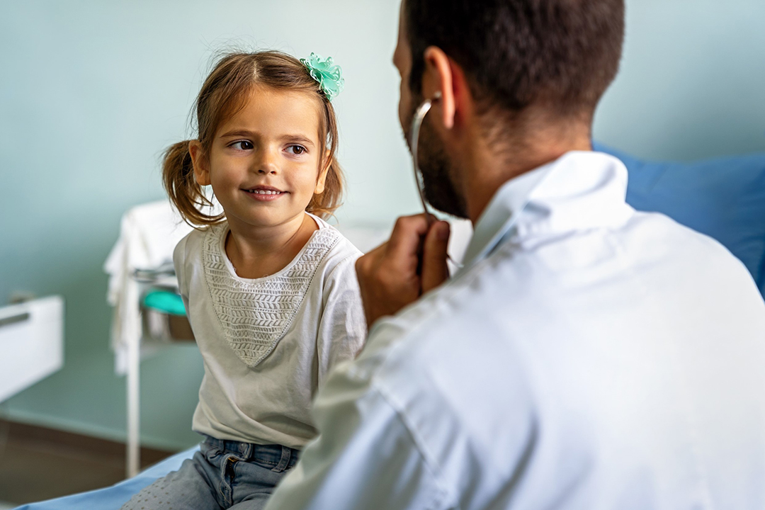 Arzt und Kind im Arztgespräch