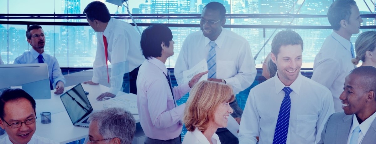 Ärzte und Ärztinnen, die auf einer Veranstaltung netzwerken