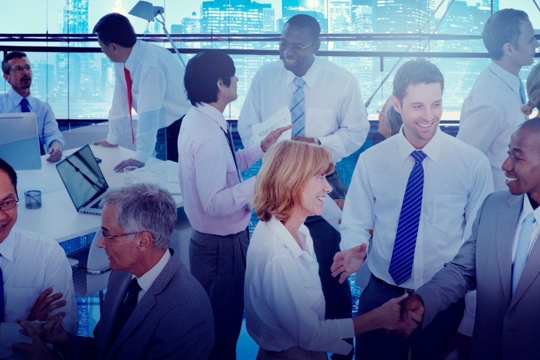 Ärzte und Ärztinnen, die auf einer Veranstaltung netzwerken