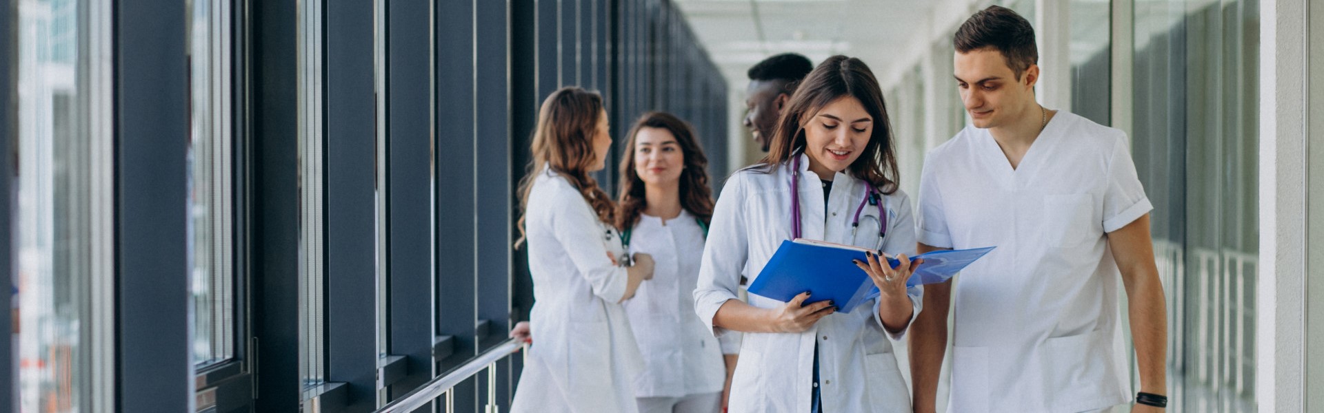 Junge Ärztinnen und Ärzte sehen sich eine Patientenakte an