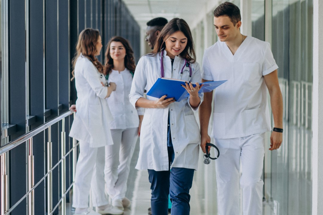 Junge Ärztinnen und Ärzte sehen sich eine Patientenakte an