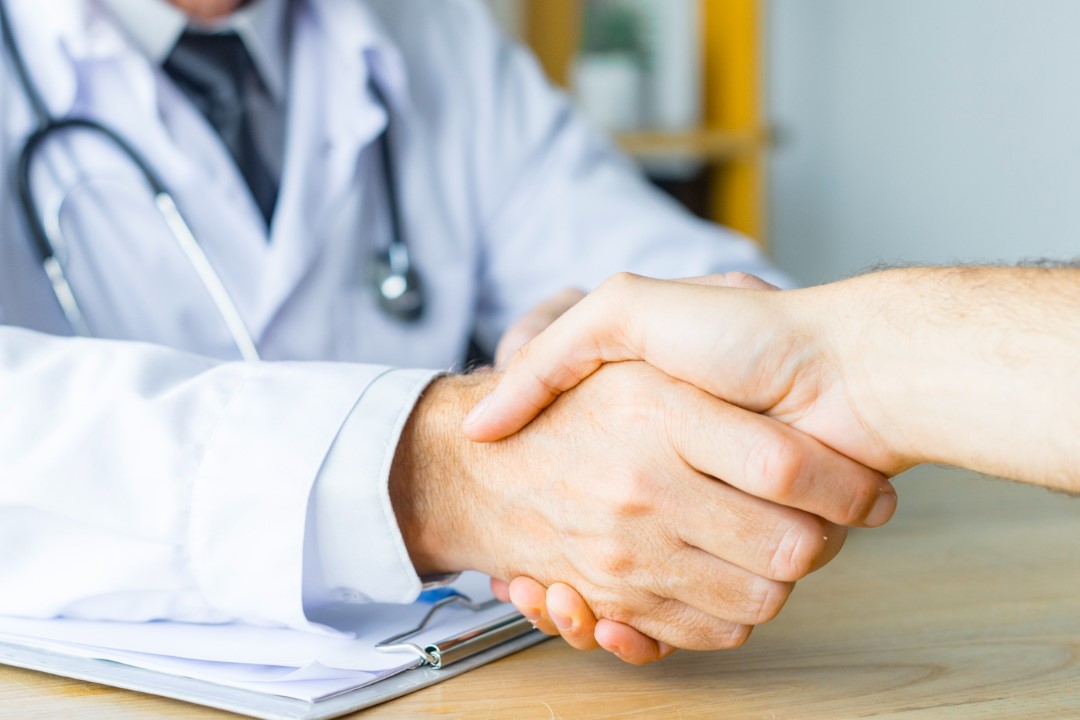 Symbolbild: Arzt und Patient geben sich die Hand