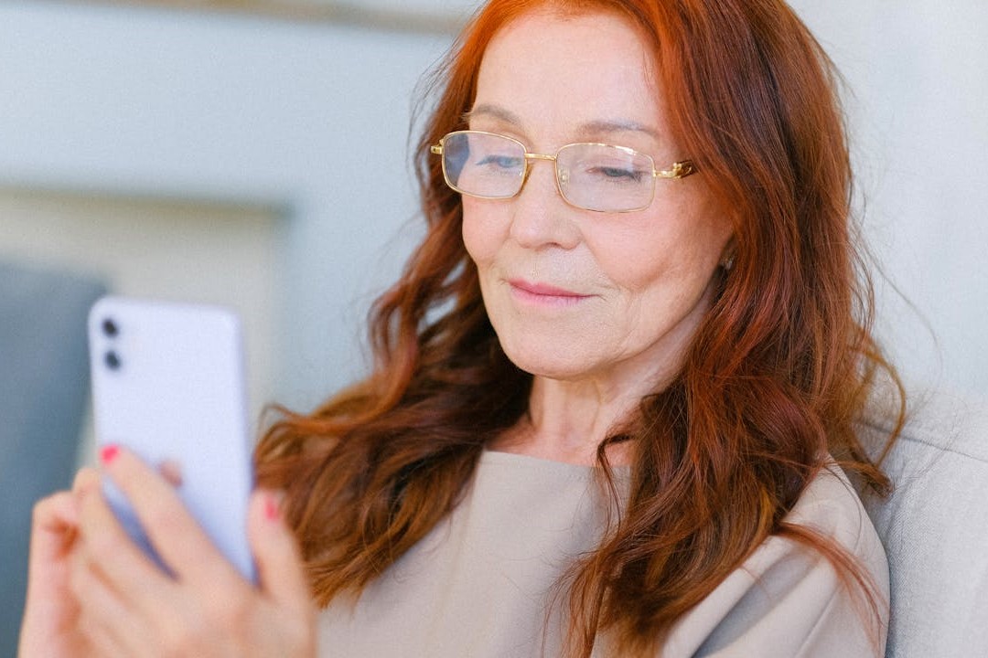 Eine Frau tippt auf ihrem Handy.