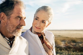 Älterer Herr und Frau am Strand