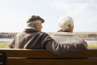 Älteres Ehepaar am Strand