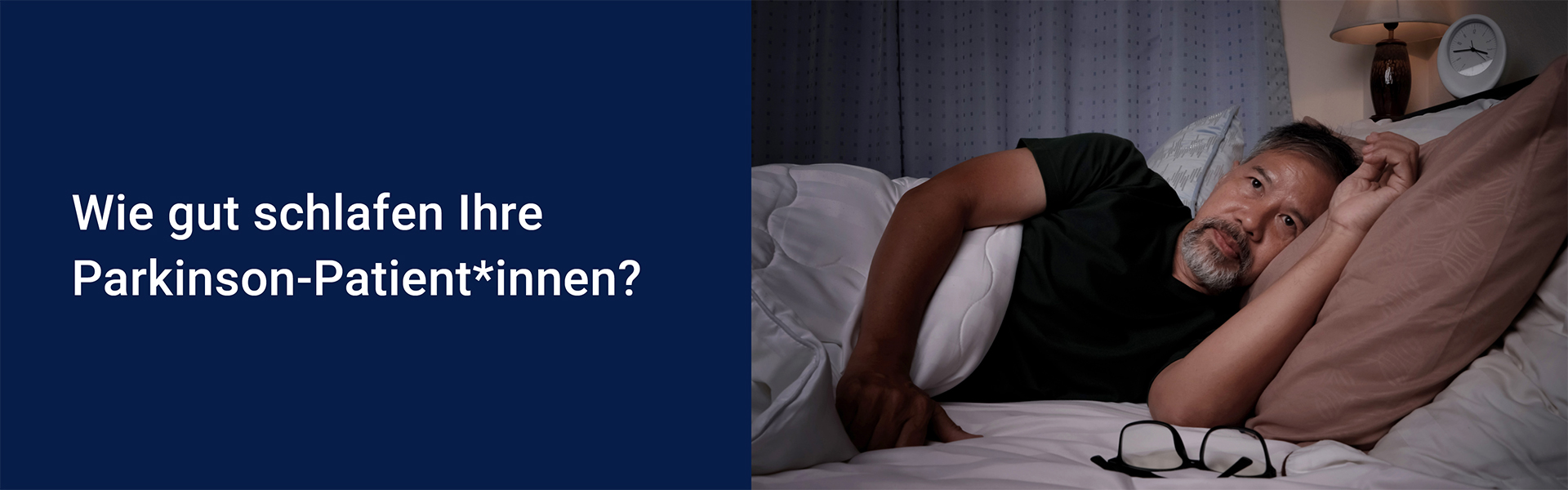 Älterer Mann liegt im Bett und ist gestresst, da er unter Schlaflosigkeit leidet. Es ist dunkel und im Hintergrund ist ein Wecker zu sehen, der 3:45 Uhr anzeigt. 