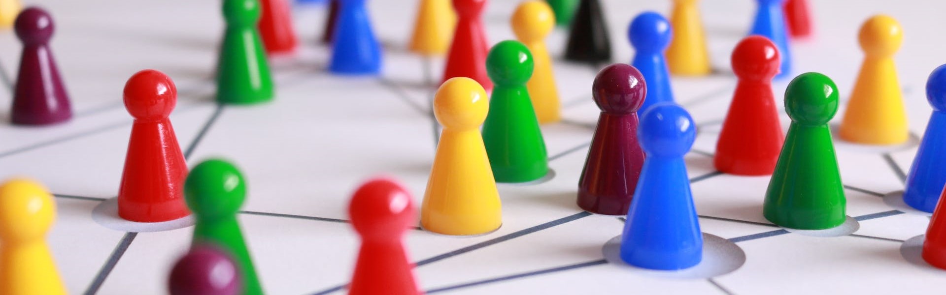 Symbolbild: Zwei Personen fügen Puzzle-Teile zusammen.