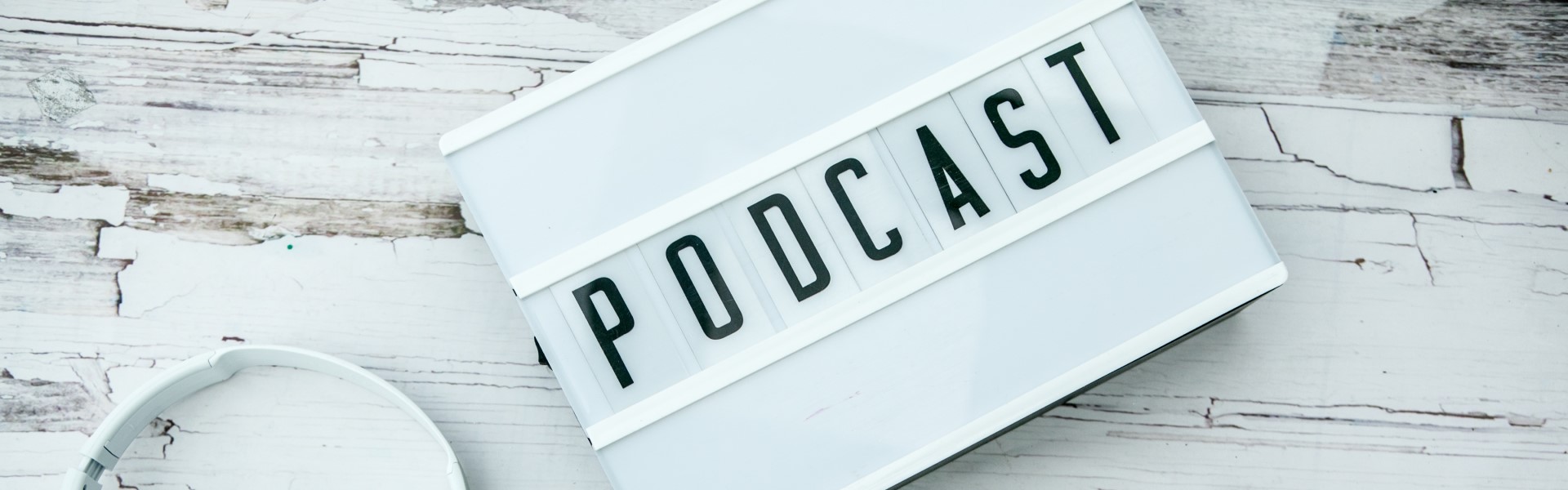 Tisch mit Mikrofon und Lampe auf der Podcast steht