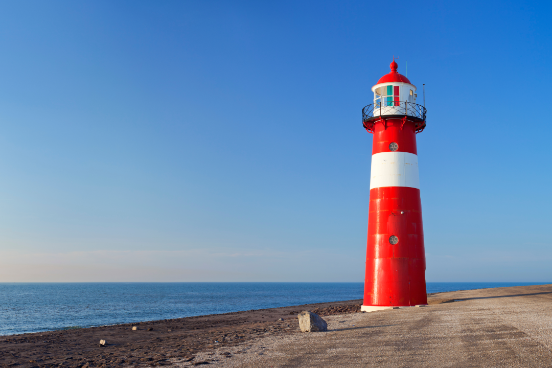 Roter Leuchtturm am Strand