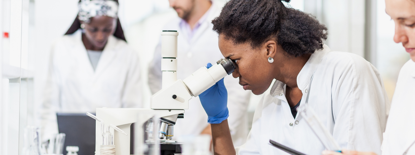 lady-with-microscope
