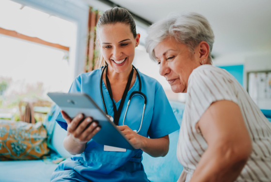 Medico mostra lo schermo di un tablet a una paziente