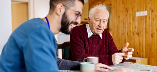 Anziano conversa piacevolmente con un giovane