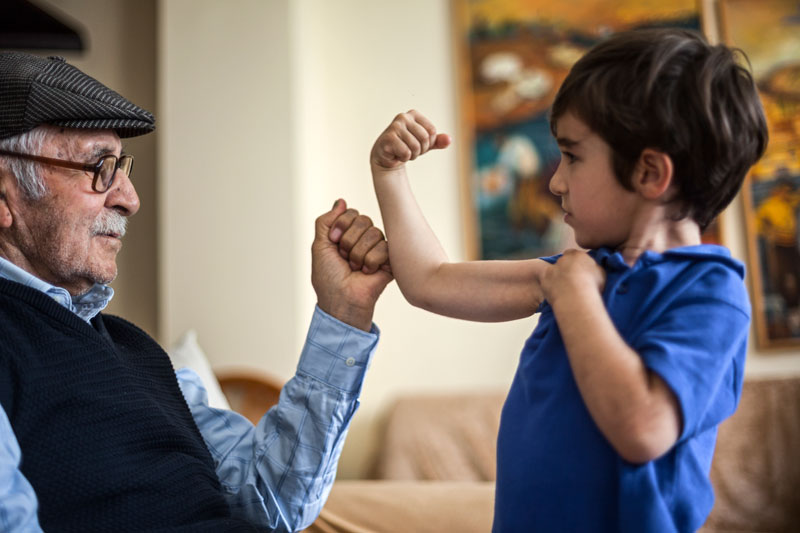 Nonno e nipote fanno i muscoli
