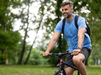 Uomo in bicicletta nella natura