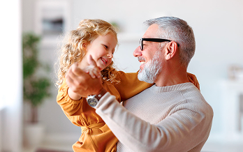 Nonno felice balla in casa con la nipotina