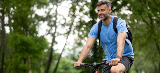 Uomo in bicicletta nella natura