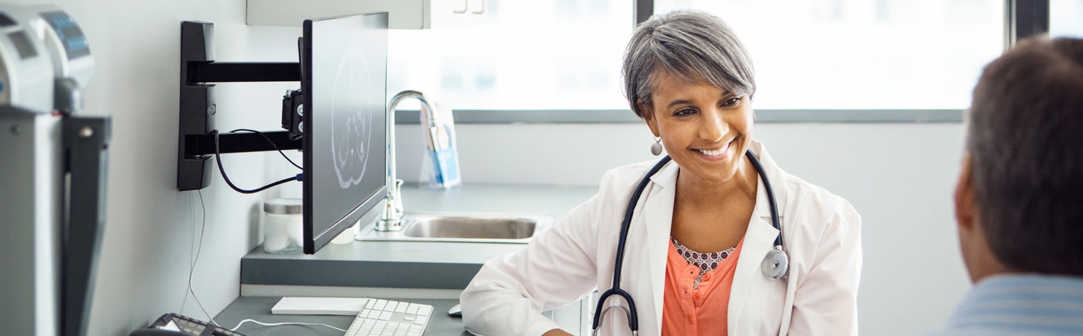 Medico sorridente con un paziente
