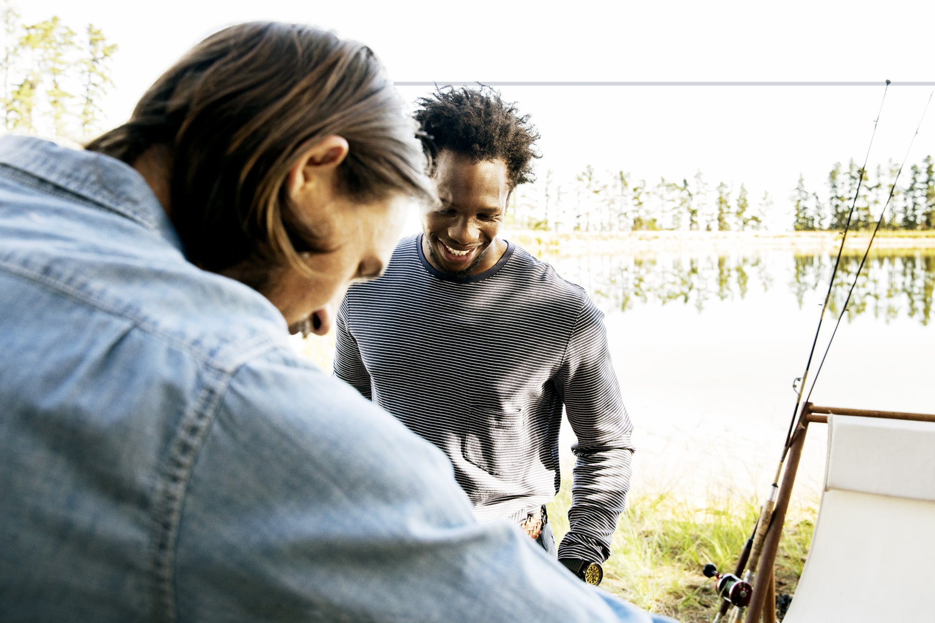 Due giovani a pesca su un lago