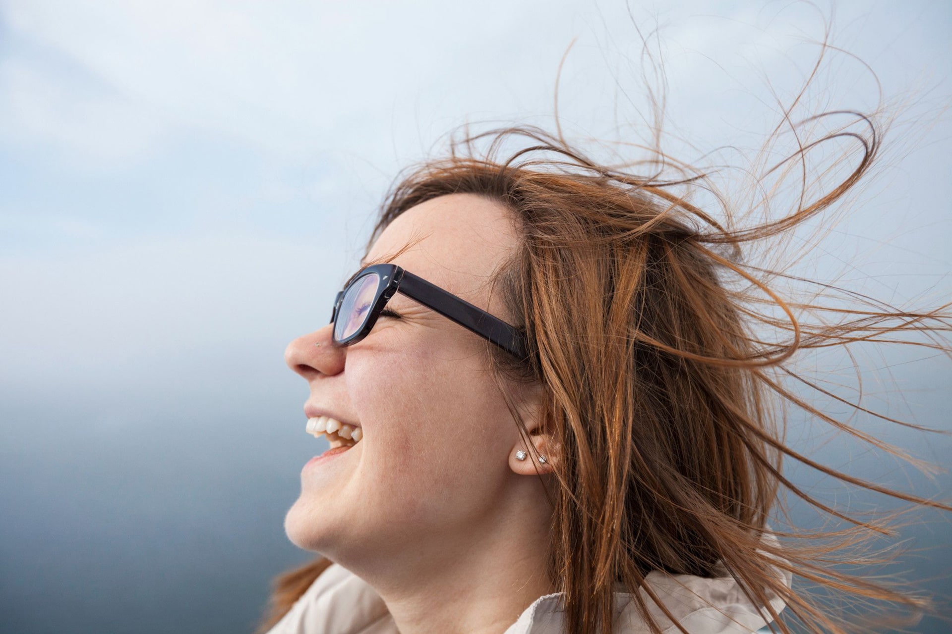 Giovane donna sorridente