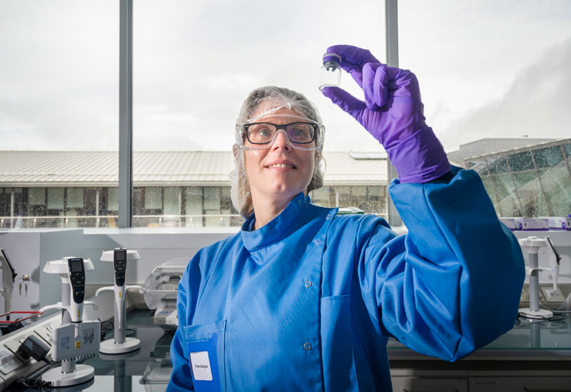 Ricercatrice controlla una provetta