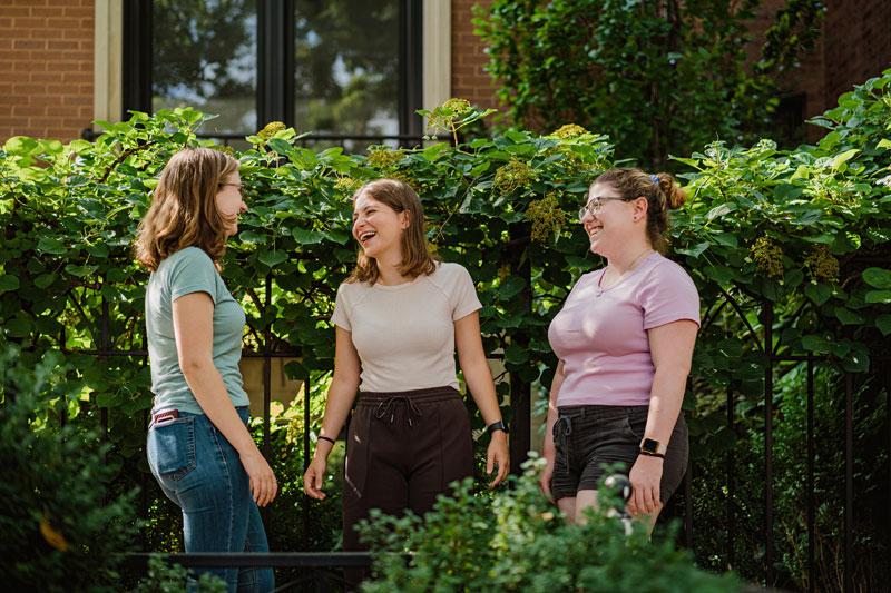 tre giovani donne che ridono all'aperto