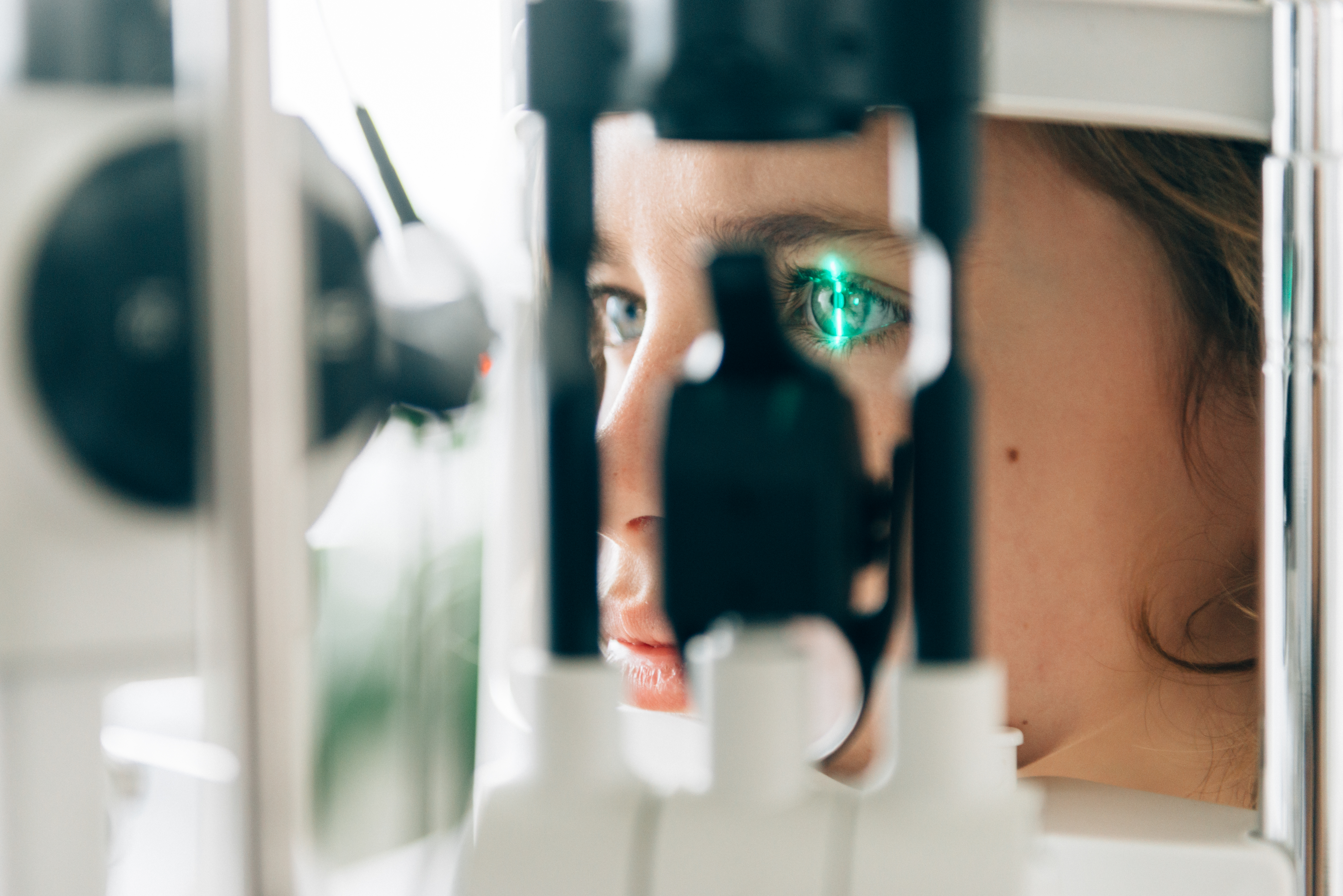 person skannar sitt öga i en keratometer