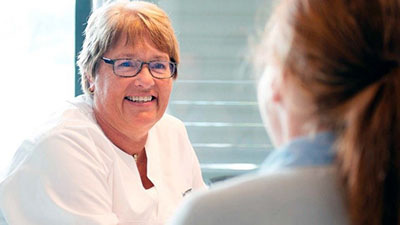 En läkare och patient som samtalar