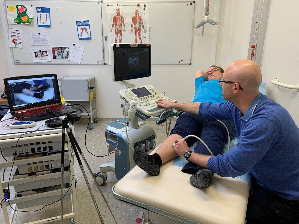 Man undersöker kvinna med ultraljud