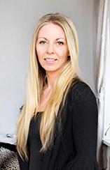 Kvinna i en svart tröja