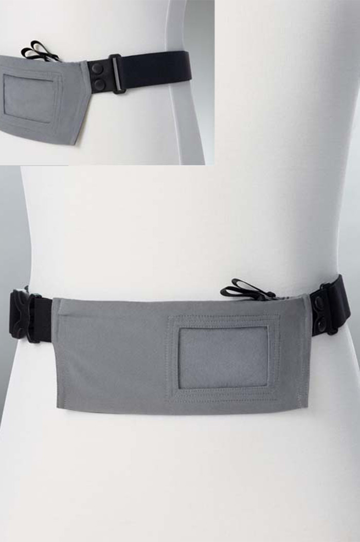 grå midjeväska på skyltdocka