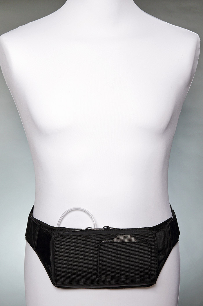 svart midjeväska på skyltdocka