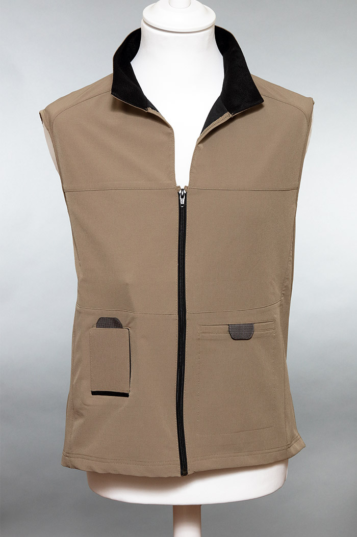 brun väst på skyltdocka